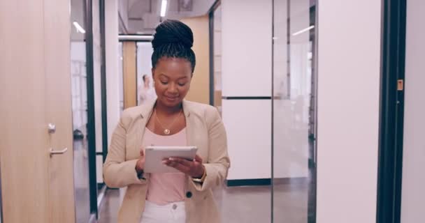 Διοίκηση Γραφείου Επιχειρήσεων Και Μαύρη Γυναίκα Στο Tablet Για Την — Αρχείο Βίντεο