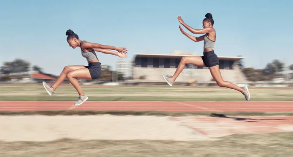 时间流逝 跳远和女子跑步 跳跃和交叉沙坑健身 训练和锻炼 跳跃和黑人女子在体育场的跳跃 能量和体育活动 — 图库照片