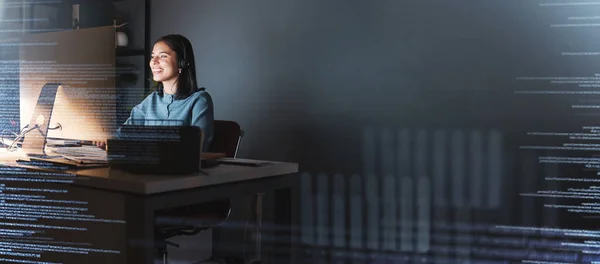 Ofis Kadını Dijital Kaplama Gece Bilgisayar Görüntü Siber Güvenlik Modeli — Stok fotoğraf