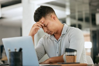 Baş ağrısı, dizüstü bilgisayar, stres, endişe ve yorgunluk, internet bakımı ve ofisten muzdarip bir adam. Genç erkek, üzgün girişimci ve planlama ve ruh sağlığı sorunları olan yorgun iş sahibi.