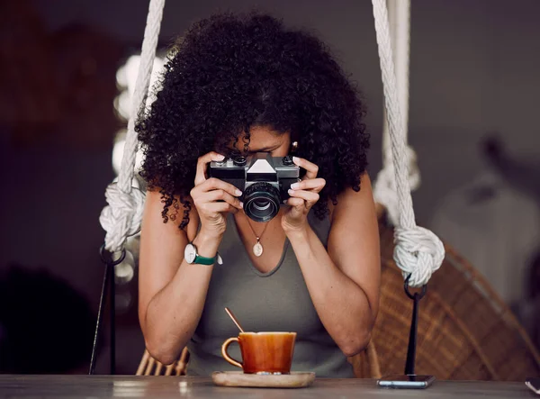 Influencerin Kamerafotografin Und Coffeeshop Cappuccino Und Blogpost Website Und Content — Stockfoto