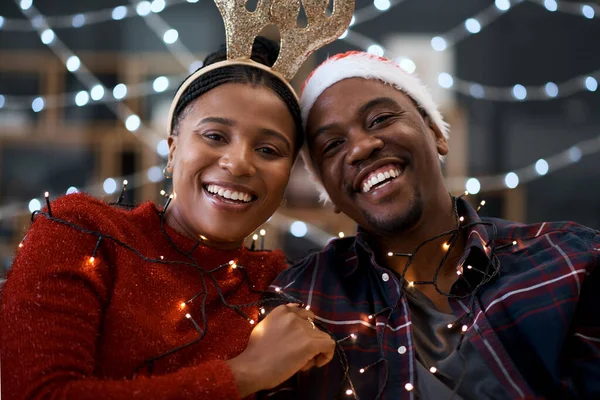 Pareja Negra Navidad Sonrisa Retrato Para Una Relación Feliz Vinculación —  Fotos de Stock