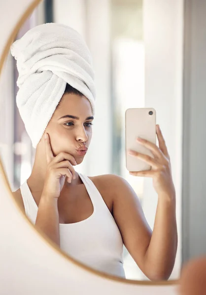 스킨케어 건강을 핸드폰을 청소와 화장실 자신을 돌보고 긴장을 얼굴을 거울에 — 스톡 사진