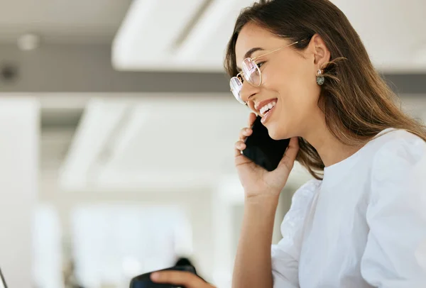 Telefoongesprek Communicatie Gesprek Met Een Zakenvrouw Gesprek Terwijl Haar Kantoor — Stockfoto