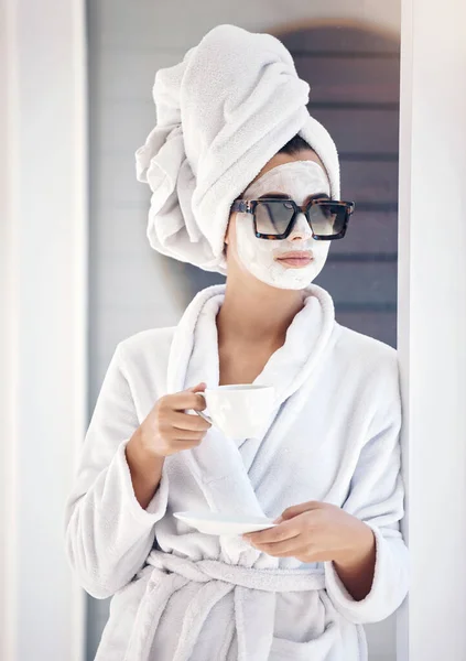 Wanita Kecantikan Dan Topeng Skincare Teh Dan Kacamata Hitam Spa — Stok Foto