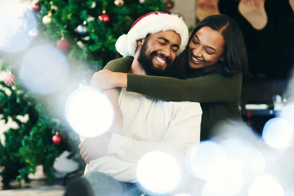 Pareja Negra Celebración Navidad Abrazo Con Amor Disfrutar Temporada Festiva —  Fotos de Stock