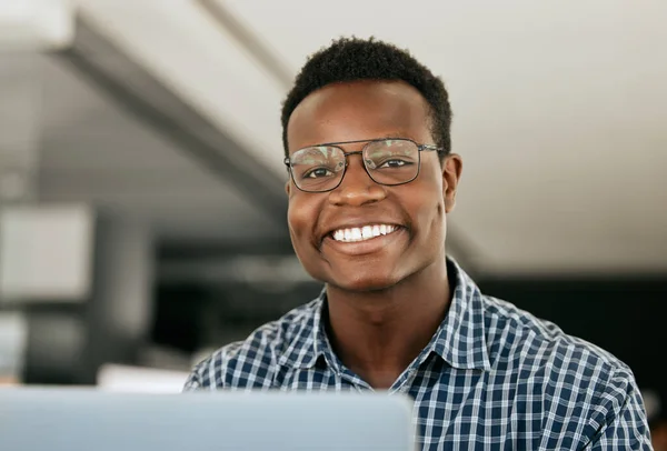 Portret Laptop Het Ondersteunt Met Een Zwarte Man Die Zijn — Stockfoto