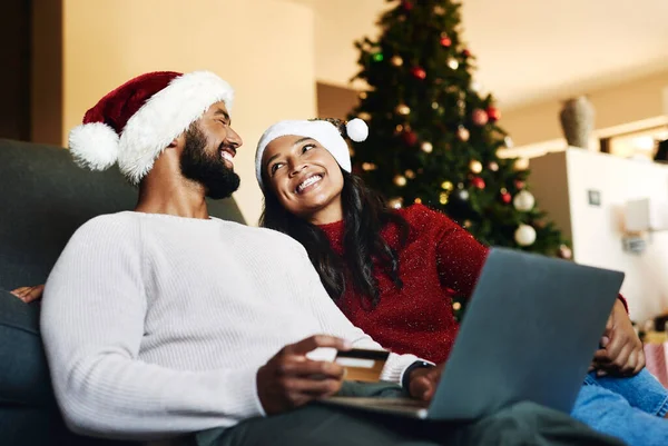 Noel Çift Dizüstü Bilgisayar Kanepe Kredi Kartı Mutluluk Birlikte Ekommerce — Stok fotoğraf