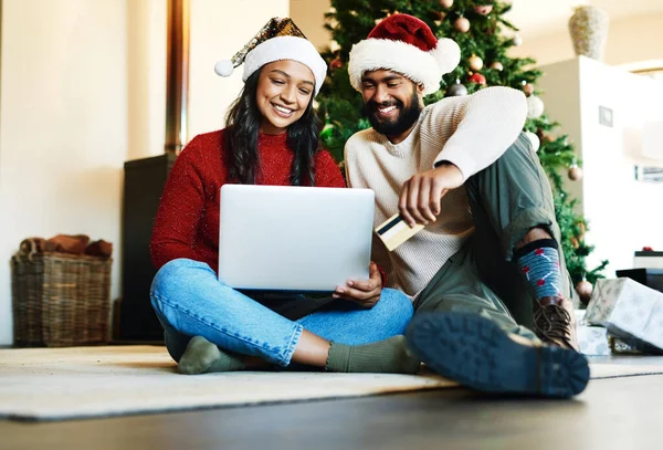 Dizüstü Bilgisayar Kredi Kartı Internetten Noel Hediyesi Alan Çift Evde — Stok fotoğraf