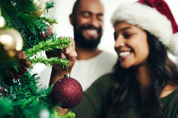 Natal Árvore Decoração Feliz Casal Preto Celebram Temporada Férias Com — Fotografia de Stock