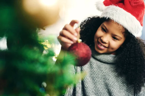 크리스마스 나무와 행복하고 휴일을 축하하는 미소와 크리스마스 아이와 크리스마스 시즌을 — 스톡 사진