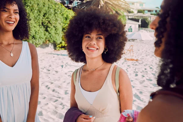 Donne Nere Afro Legame Sulla Spiaggia Vacanza Estiva Pausa Tropicale — Foto Stock