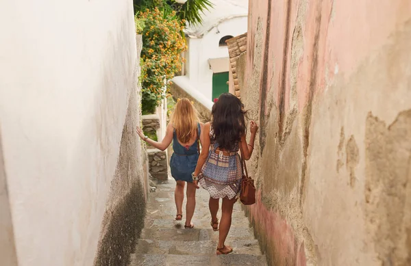 친구들 그리고 여행은 모험을 브라질의 골목을 걷기도 여행을 계단을 청년들 — 스톡 사진