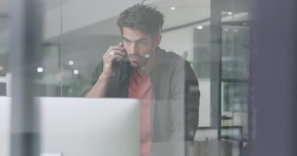 ストレス 不安やビジネスマンのオフィスでは ラップトップ上のグリッチ エラーと404ミスで電話をかける パニックとストレス男性労働者は コンピュータを助けるためにスマートフォンで話す — ストック動画
