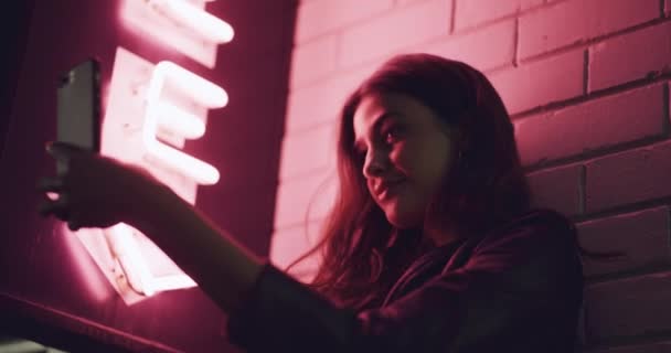 Selfie Teléfono Noche Mujer Con Letrero Neón Iluminación Sombra Creativa — Vídeos de Stock