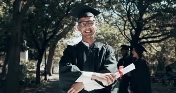 Éxito Graduación Hombre Con Los Brazos Cruzados Certificado Título Graduado — Vídeos de Stock