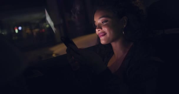 Kadın Telefon Gece Taksi Ile Sosyal Medya Toplu Taşıma Asansörü — Stok video
