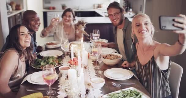 Ποικιλομορφία Selfie Και Φίλοι Στο Δείπνο Πάρτι Χαρούμενος Και Smartphone — Αρχείο Βίντεο