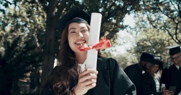 Graduación Éxito Mujer Con Certificado Diploma Título Graduada Estudiante Celebración — Vídeos de Stock