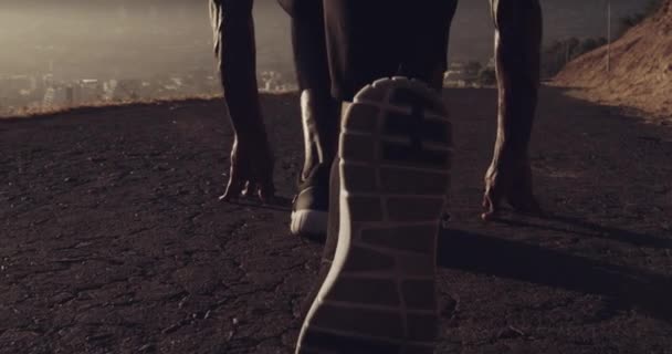 Buty Człowiek Bieganie Drodze Wzdłuż Góry Dla Sportu Fitness Intensywne — Wideo stockowe
