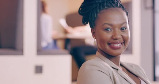 商业黑人女性的成功 领导才能和形象 带着微笑 自信和对公司职位的信任 具有远见 计划和思想的工作场所女工的经理 创业和形象 — 图库视频影像
