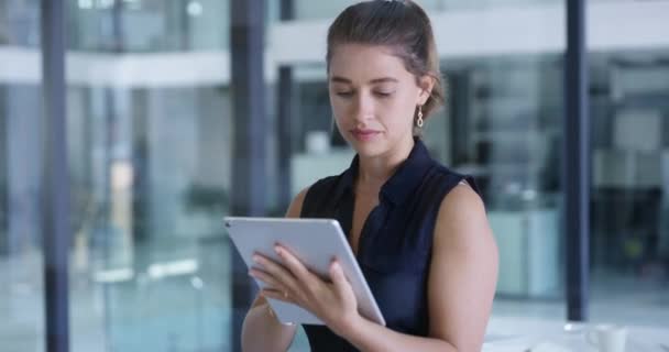 Tablet Management Och Sökning Med Affärskvinna Fokuserar Kommunikation Ledarskap Och — Stockvideo