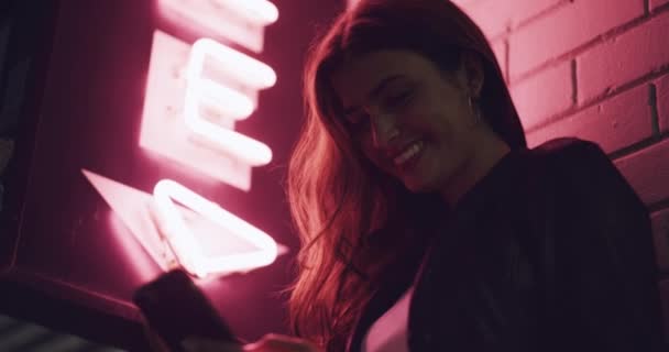 Жінка Телефон Місті Вночі Спілкування Посмішка Соціальних Мереж Смс Пошук — стокове відео