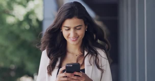Mulher Smartphone Caminhando Cidade Usando Comunicação Online Mídia Social Conexão — Vídeo de Stock