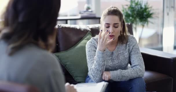 Terapia Psycholog Kobieta Rozmawiający Pacjentem Biurze Dla Zdrowia Psychicznego Pomocy — Wideo stockowe