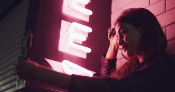 Телефон Селфі Жінка Вулиці Вночі Місті Неоновими Вогнями Вечірці Або — стокове відео