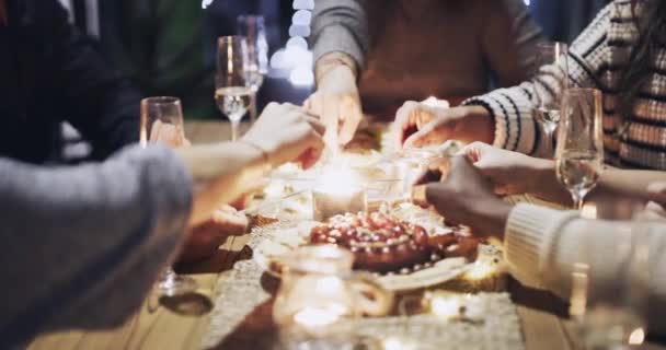 派对和火星人在餐桌前庆祝圣诞节 在社交聚会和晚餐中快乐而兴奋 与欢乐的团体一起在家里庆祝火花 人与节日的活动 食物与食物 — 图库视频影像