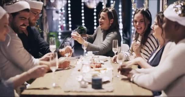 Вино Ніч Друзі Під Час Святкування Різдвяної Вечірки Або Проведення — стокове відео