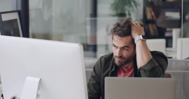 Άνθρωπος Υπολογιστής Γραφείου Και Άγχος Κατά Την Ανάγνωση Κουρασμένος Και — Αρχείο Βίντεο