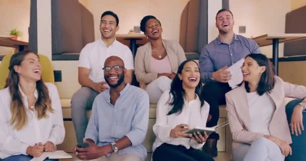 スピーチ 会議やプレゼンテーション中のビジネス オフィスやチームの肖像画笑い 幸せと絆 スタートアップでの同僚とのミーティング中の従業員 グループ 多様性 トレーニング — ストック動画