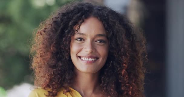 Vrolijk Glimlach Gezicht Van Een Zwarte Vrouw Stad Jong Stedelijk — Stockvideo