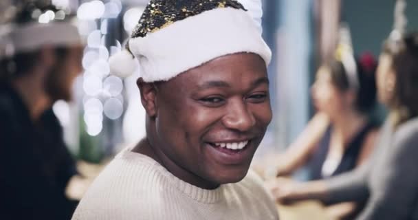 Ritratto Felice Uomo Con Gli Amici Natale Festa Festa Una — Video Stock