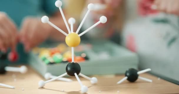 創造的な学習 科学教育 プラスチック原子粒子ツールのための分子玩具 子供や子供の科学開発ツール 分子モデルを用いた物理学 生物学 化学の学問的授業 — ストック動画