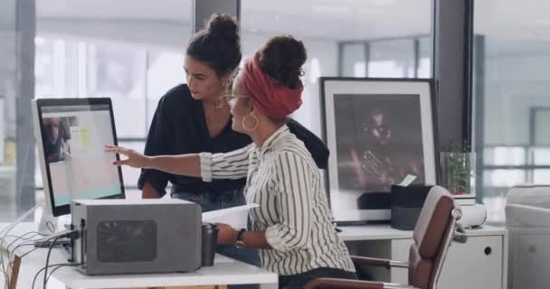 Деловые Женщины Компьютерные Планирующие Документы Компании Цифрового Маркетинга Рекламный Офис — стоковое видео