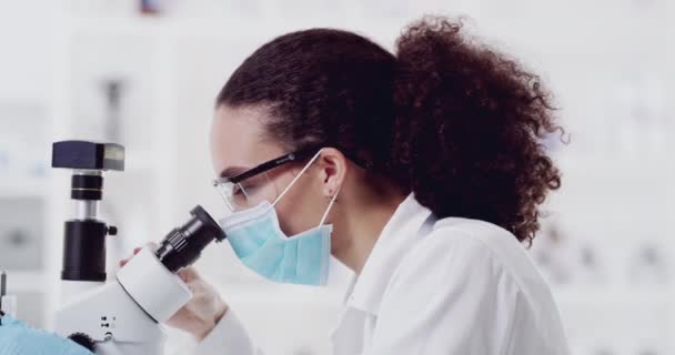 Μικροσκόπιο Επιστήμη Και Μαύρη Γυναίκα Στην Εργαστηριακή Έρευνα Και Μάσκα — Αρχείο Βίντεο