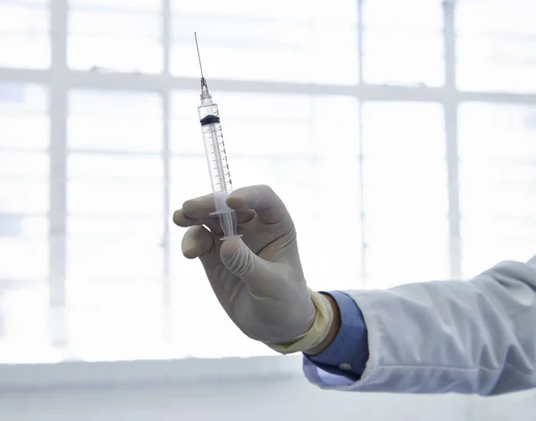 Angst Vor Nadeln Ein Arzt Steht Mit Einer Spritze — Stockfoto