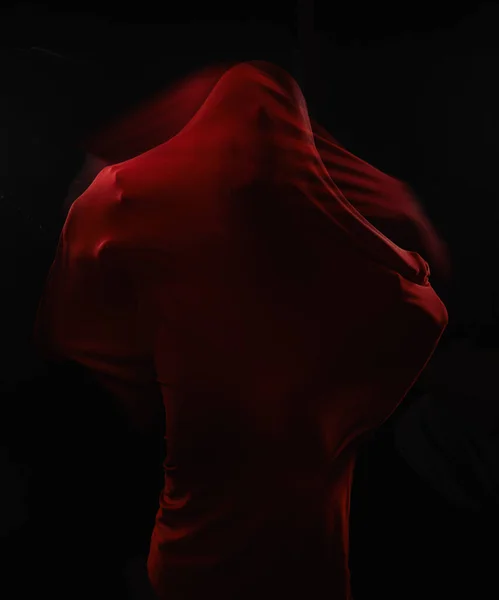 Pochłonięty Przez Strach Ludzka Postać Uwięziona Czerwonej Tkaninie Walcząca Uwolnienie — Zdjęcie stockowe
