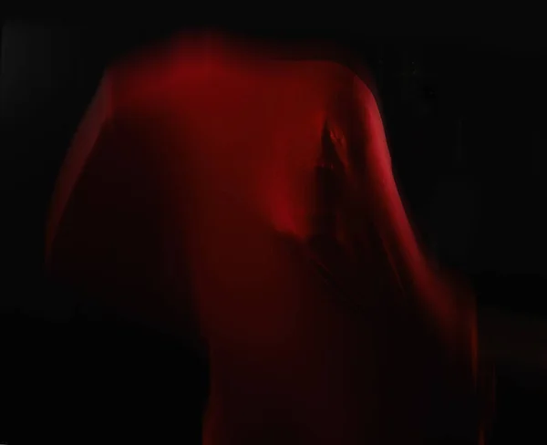 Олицетворение Страха Человеческая Фигура Застряла Красной Ткани Изо Сил Пытается — стоковое фото