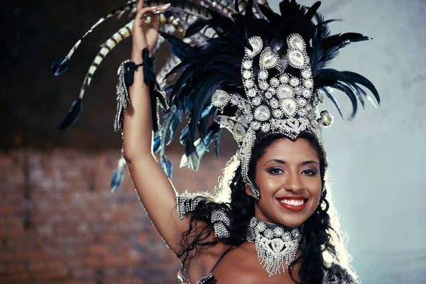 Levande Föreställningar Hennes Passion Vacker Samba Dansare Klädd Huvudbonad — Stockfoto