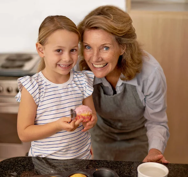 Hassummin Ensikertalaiselta Muotokuva Pikkutyttö Hänen Isoäitinsä Seisoo Cupcake Keittiössä — kuvapankkivalokuva