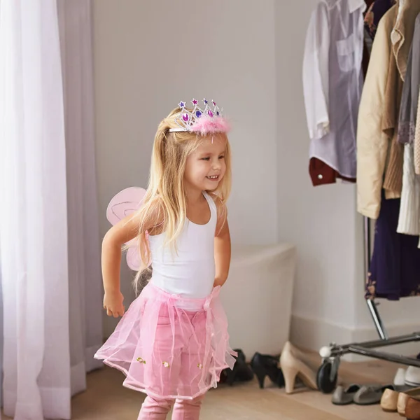 Bersenang Senang Negeri Imajinasi Gadis Kecil Mengenakan Kostum Putri Peri — Stok Foto