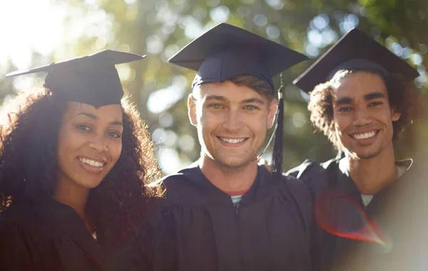 Abschlusstag Porträt Von Drei Glücklichen Studenten Abschlusstag — Stockfoto