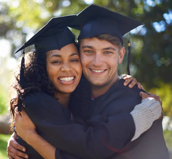 親友や卒業生 卒業の日に抱き合っている二人の学生の肖像 — ストック写真