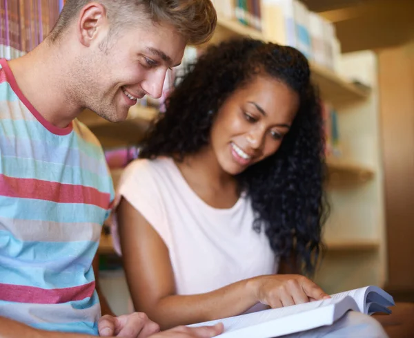 Partnerrel Való Tanulás Mindig Hasznos Két Fiatal Diák Tanul Könyvtárban — Stock Fotó