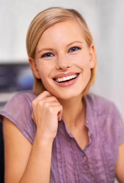 신경을 건드리지 못하게 책상에 매력적 미소짓는 여성의 — 스톡 사진