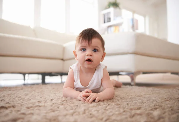 放松点躺在地毯上的婴儿 — 图库照片